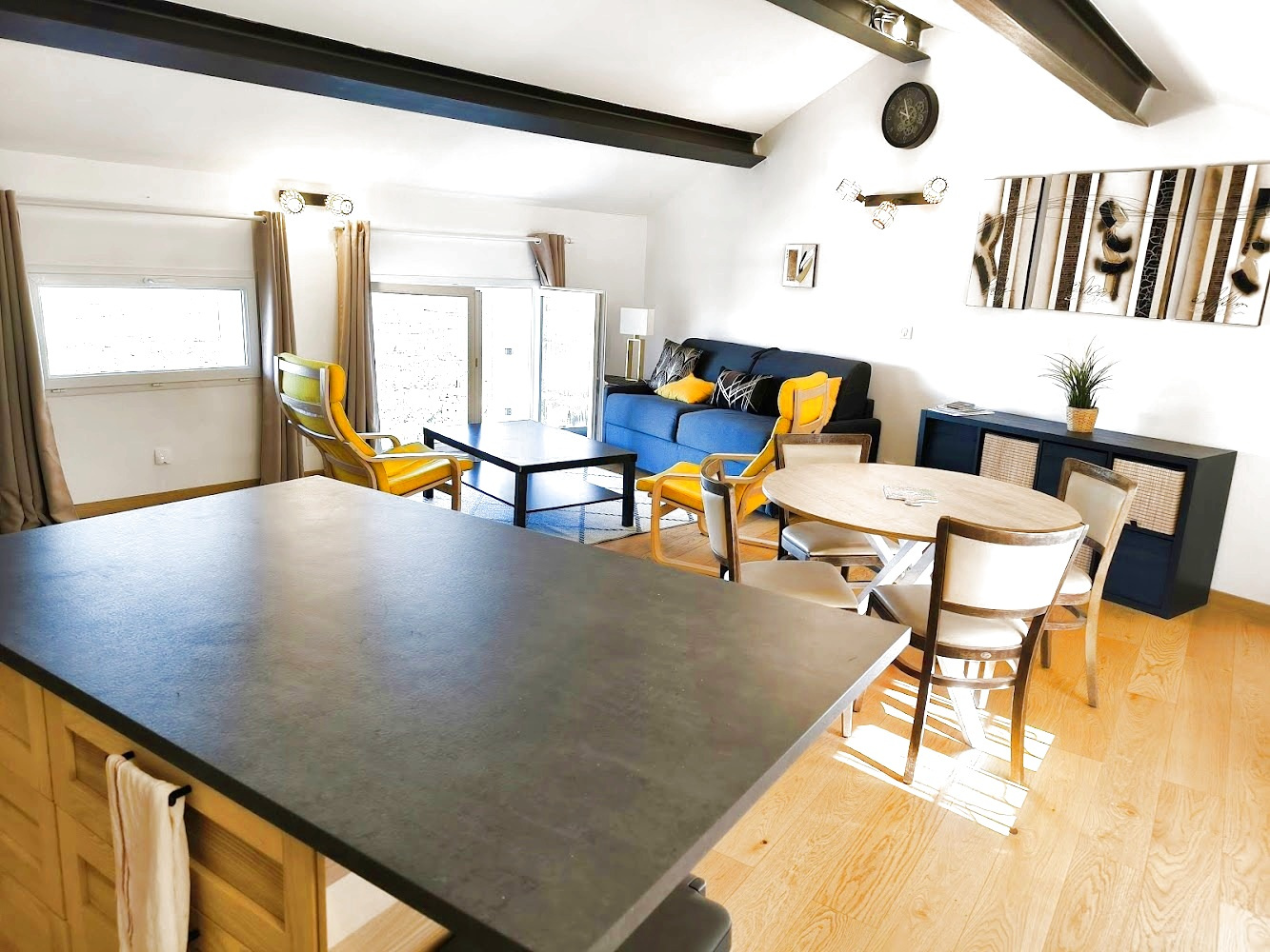 Duplex rénové à Bonnieux Intérieur d'un duplex rénové avec un salon lumineux et une cuisine moderne à Bonnieux.