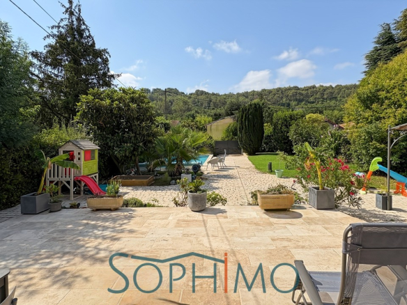 Terrasse d'une maison avec jardin, piscine et vue dégagée sur la nature à Aix-en-Provence.