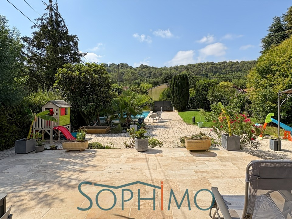 Maison T5 avec jardin et piscine à Aix-en-Provence Terrasse d'une maison avec jardin, piscine et vue dégagée sur la nature à Aix-en-Provence.