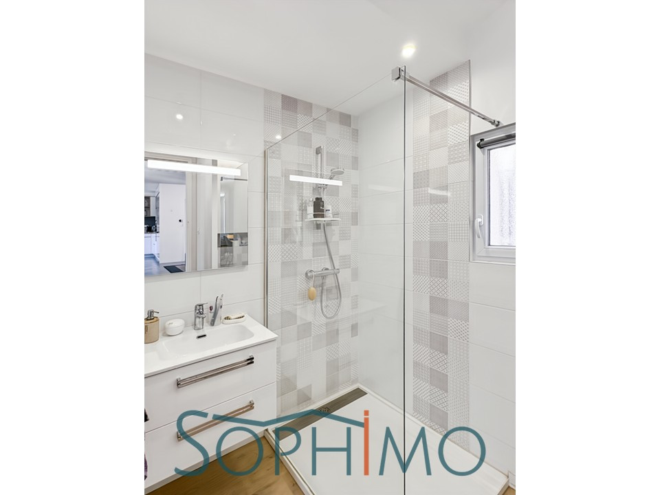 Salle de bain rénovée Salle de bain moderne avec douche à l'italienne et meuble lavabo.