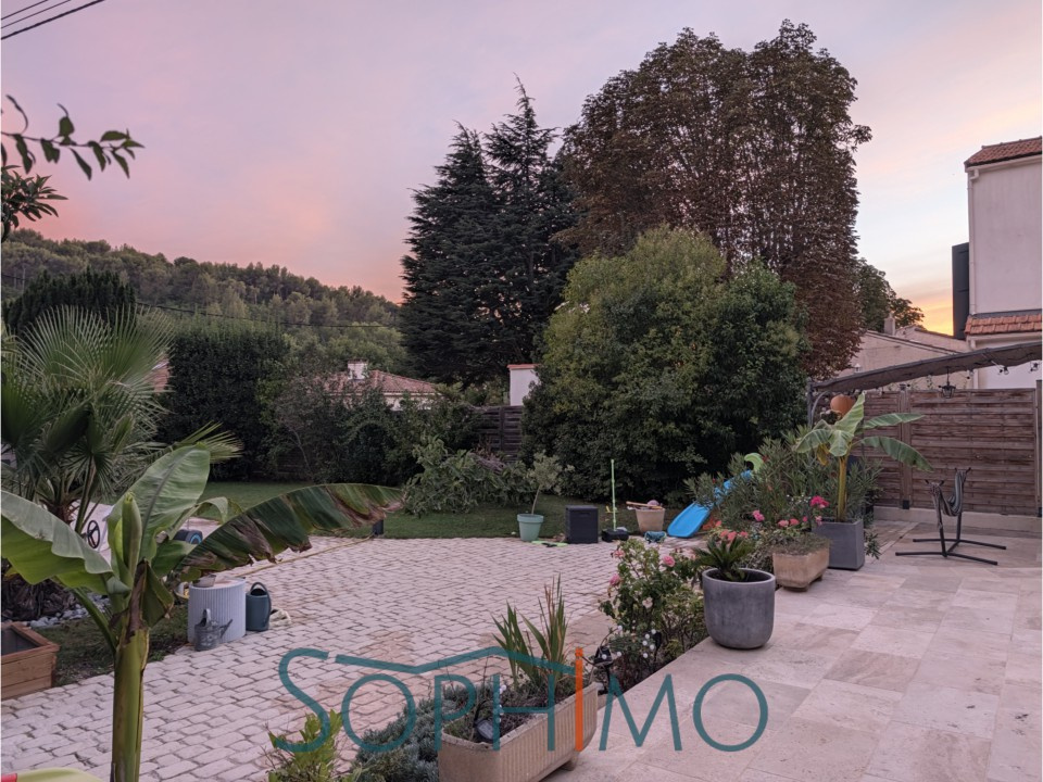 Jardin d’une villa T5 à Aix-en-Provence Jardin paysagé d'une maison T5 à Aix-en-Provence avec piscine et vue dégagée.