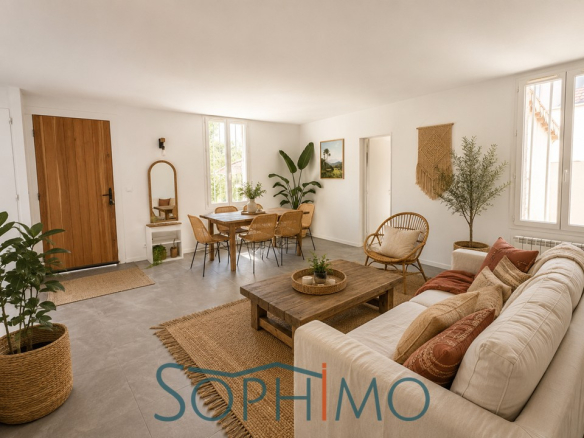 Intérieur d'une villa T5 rénovée avec salon lumineux et coin repas, Aix-en-Provence.
