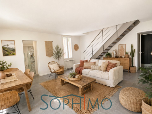Intérieur d'une maison T5 rénovée avec salon lumineux et décoration moderne.