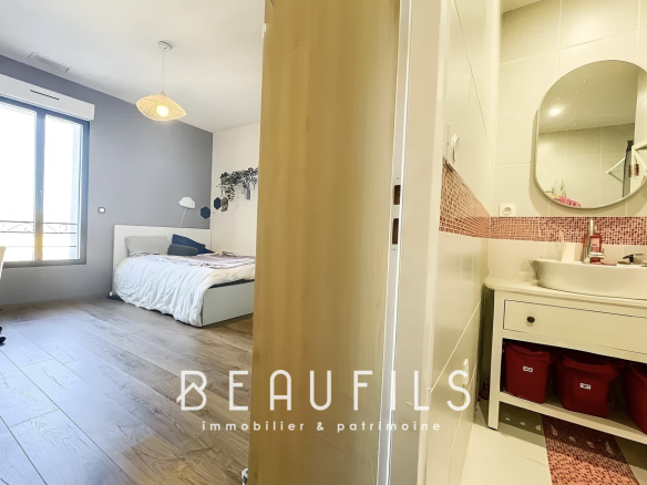 Chambre d'un loft à Mauguio avec lit, bureau et fenêtre.