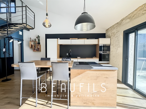 Intérieur d'un loft atypique avec cuisine moderne et espace de vie lumineux à Mauguio.