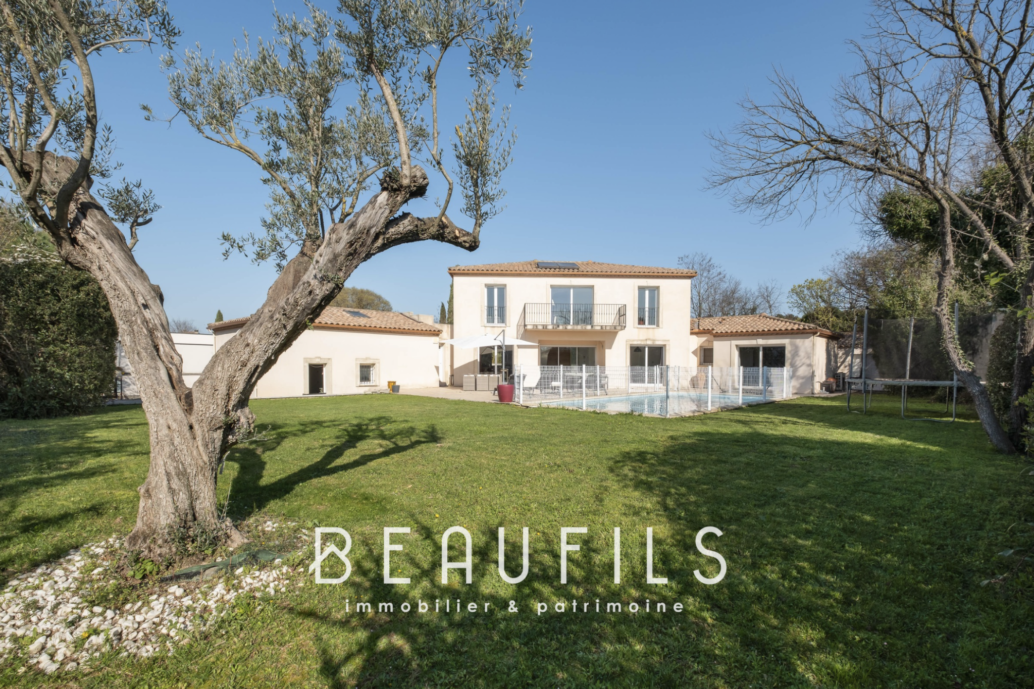 Architect-designed villa in Nîmes West Architect-designed villa with landscaped garden in Nîmes West, quiet and not overlooked.