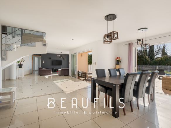 Interior of an architect-designed villa with a bright dining room and living room, Nîmes West.