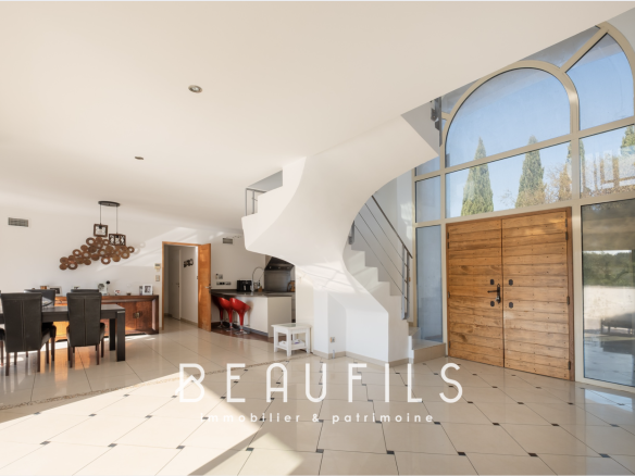 Interior of an architect-designed villa in Nîmes with a cathedral entrance and a spacious living room.