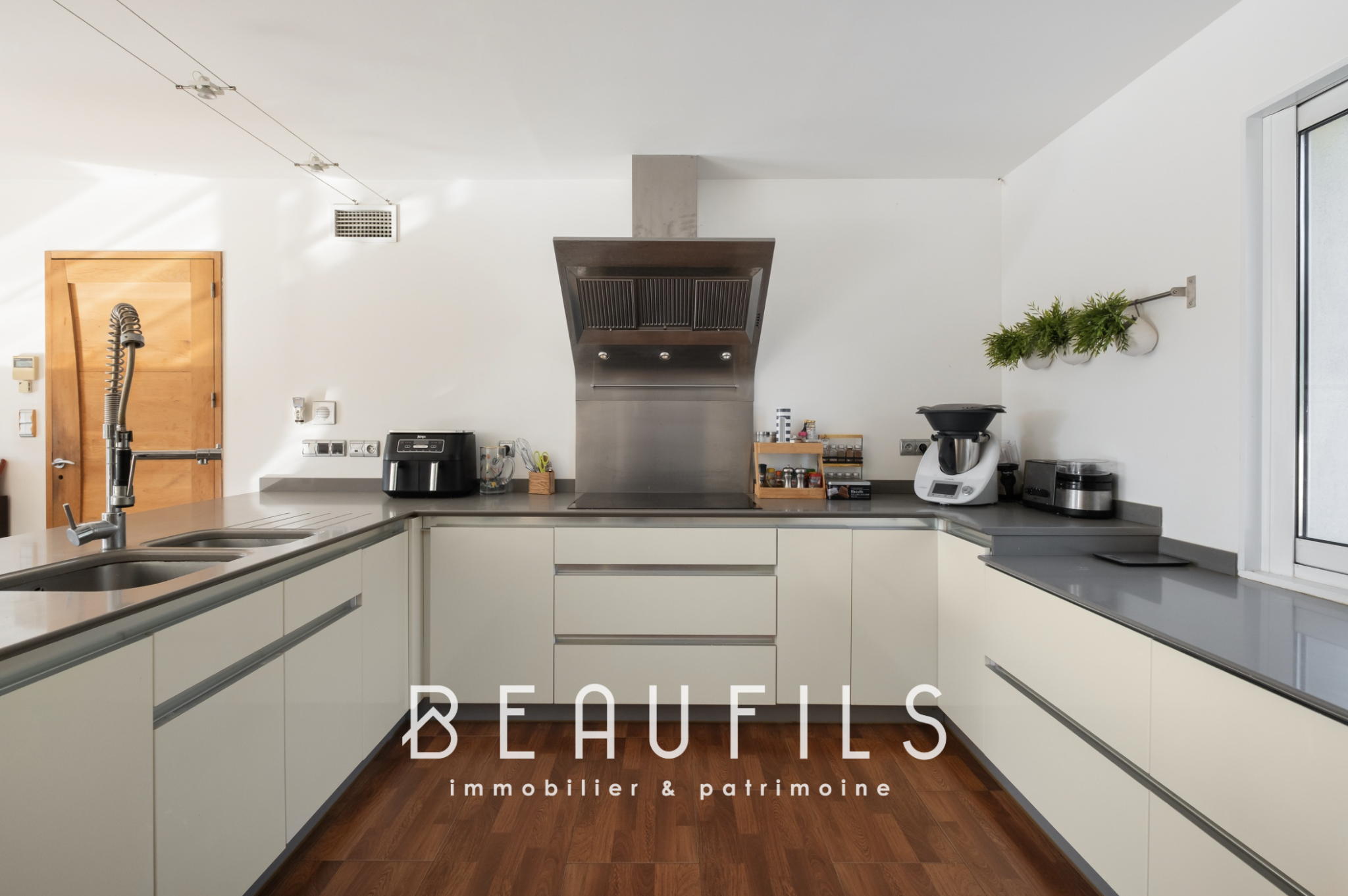 Kitchen of an architect-designed villa in Nîmes Modern kitchen in an architect-designed villa with clear worktops and integrated appliances.