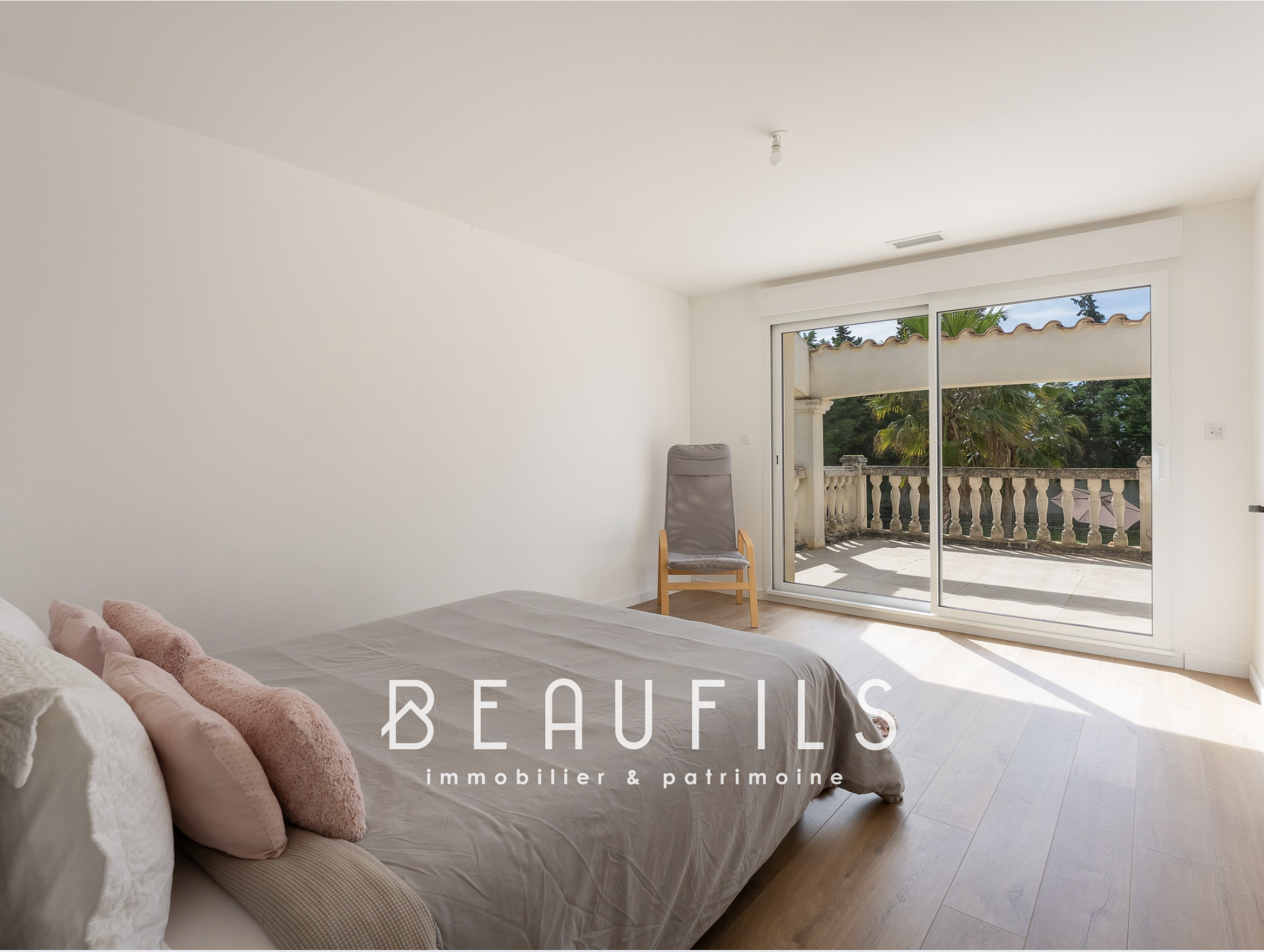 Bedroom of a neo-Provençal farmhouse Room in a renovated neo-Provençal farmhouse in Saint-Gilles, with access to a balcony.