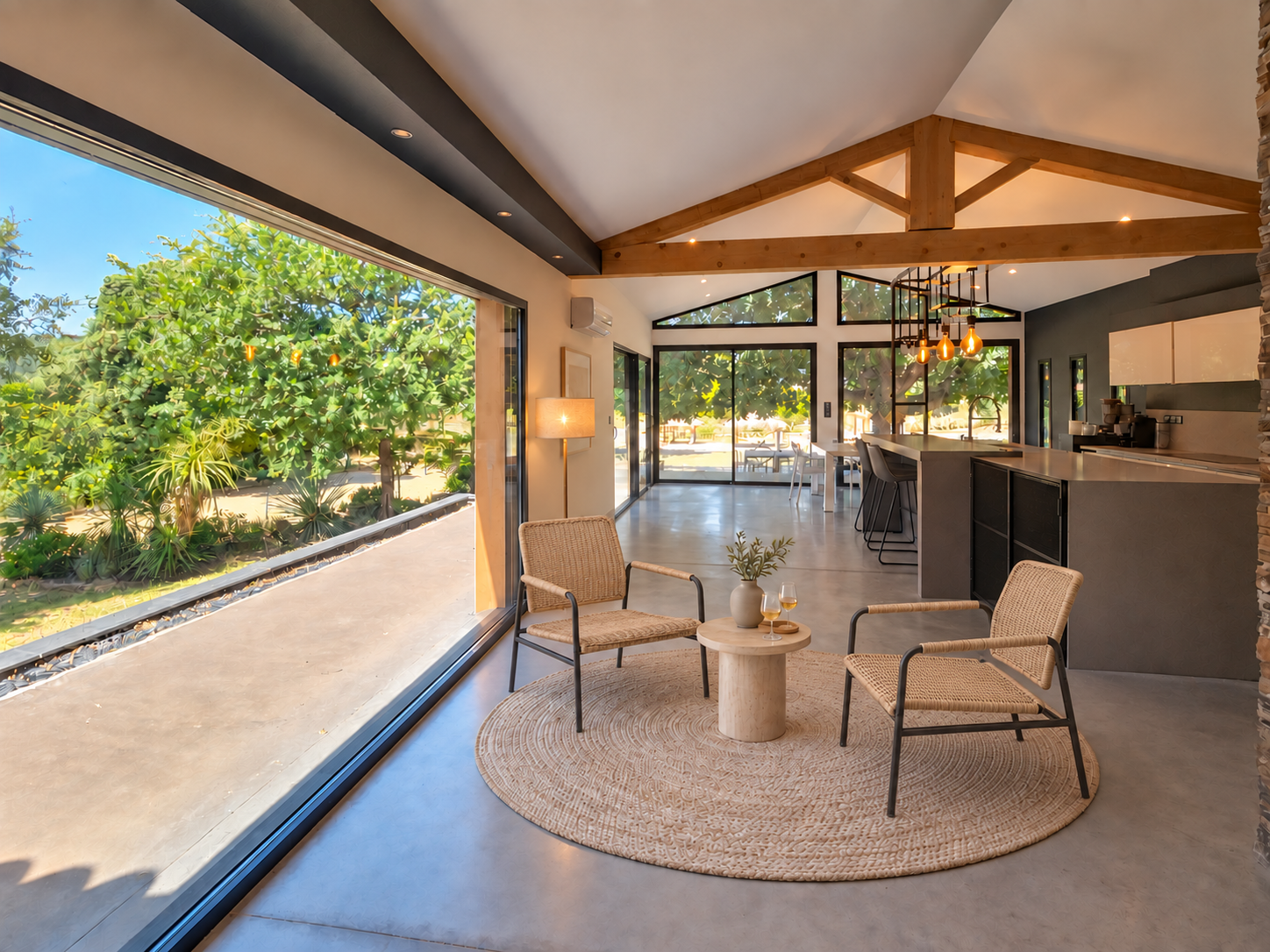 Intérieur moderne d’une propriété à Uchaux Intérieur d'une propriété architecturale avec salon lumineux et vue sur le jardin.