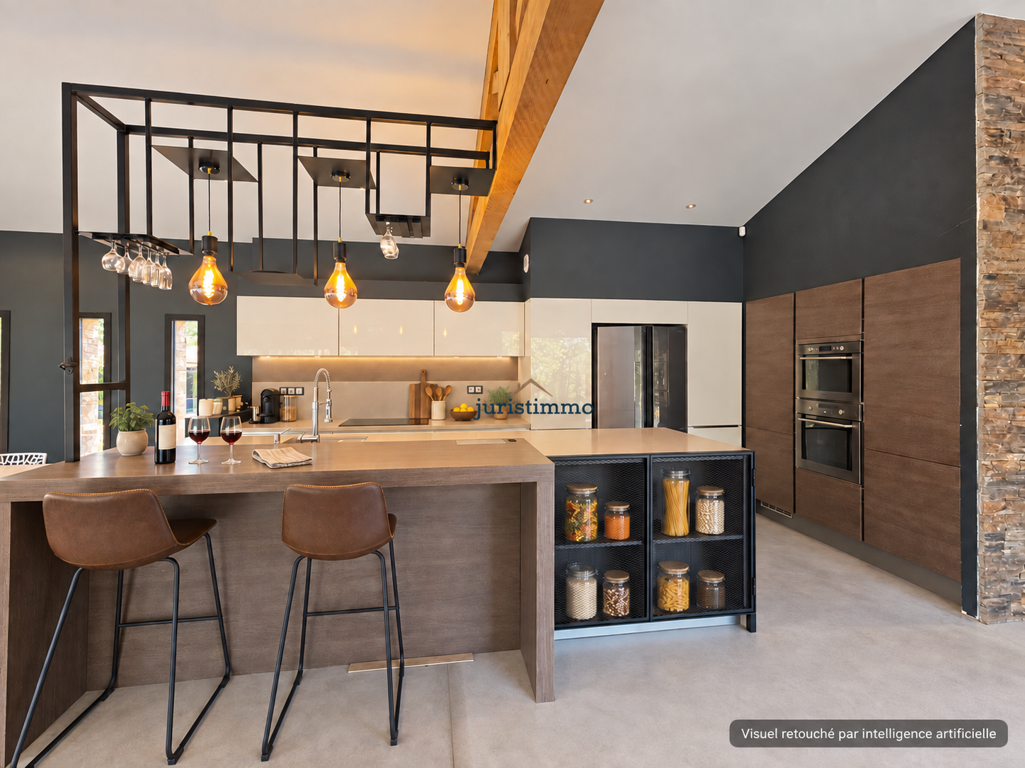 Cuisine d’une propriété d’architecte à Uchaux Cuisine moderne et spacieuse avec îlot central et bar, éclairage suspendu, et éléments en bois.