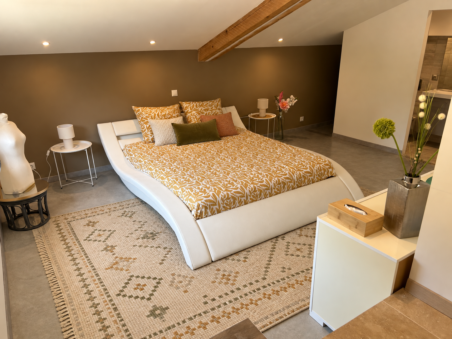 Chambre d’architecte Chambre moderne avec lit design, décoration soignée et éclairage doux.