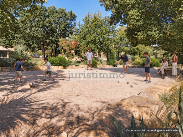 Groupe de personnes jouant à la pétanque dans un jardin paysager
