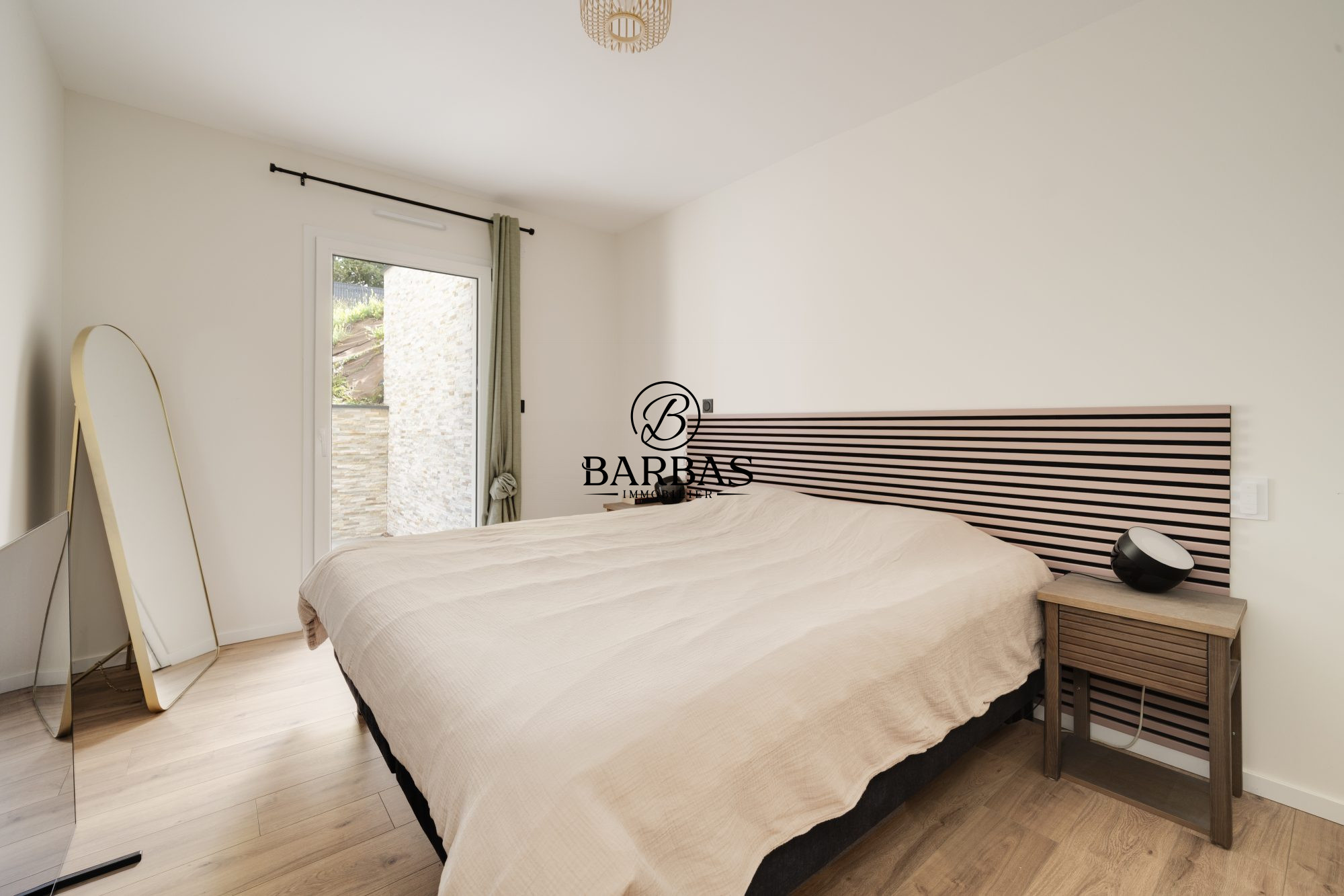 Chambre d'une maison d'architecte contemporaine avec lit et accès à l'extérieur.