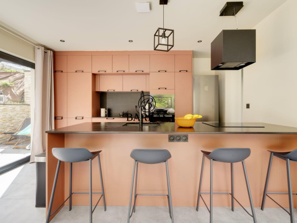 Cuisine moderne avec îlot central et bar, maison d'architecte à Vandoeuvre-lès-Nancy.