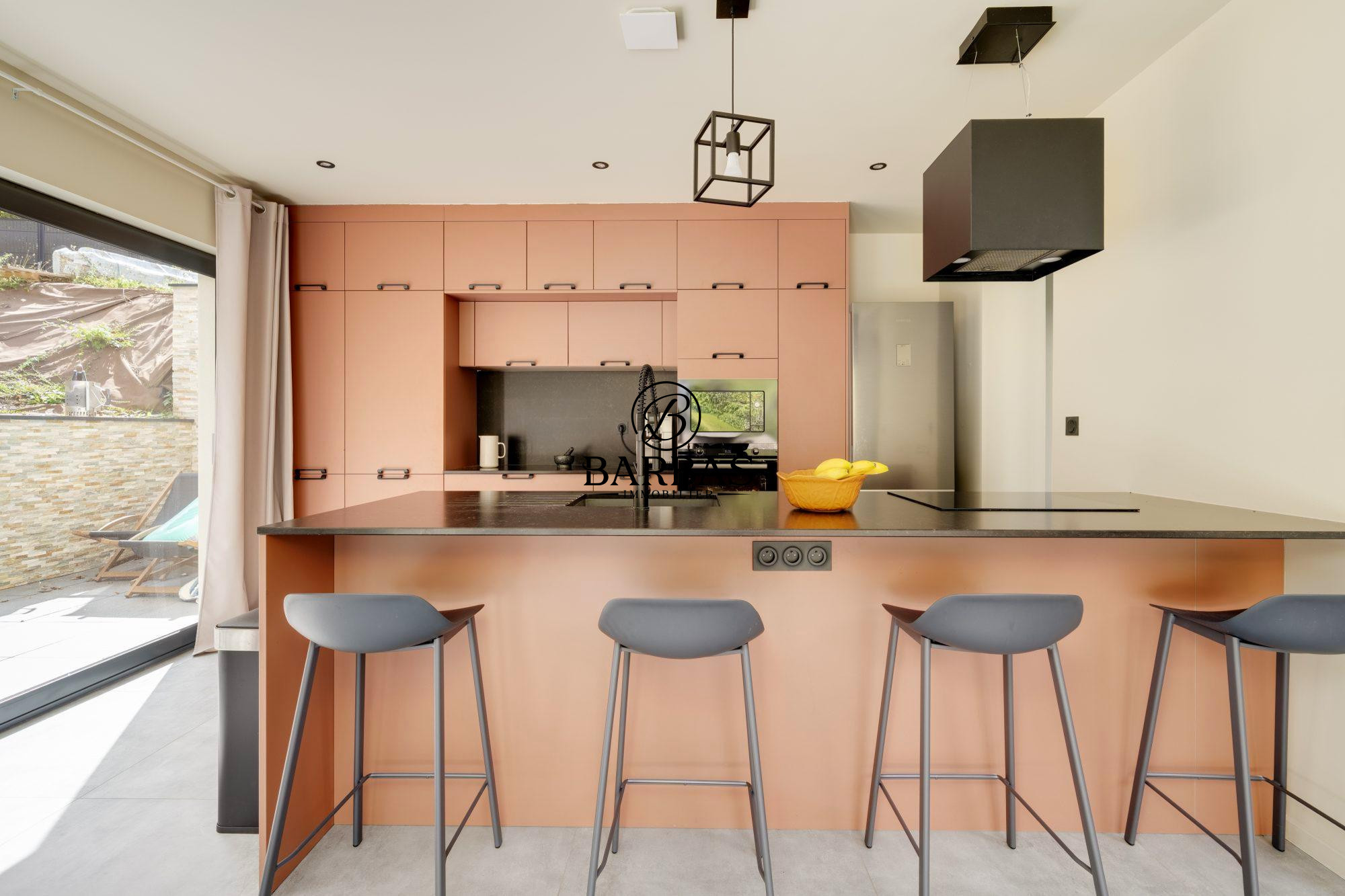 Cuisine moderne avec îlot central et bar, maison d'architecte à Vandoeuvre-lès-Nancy.