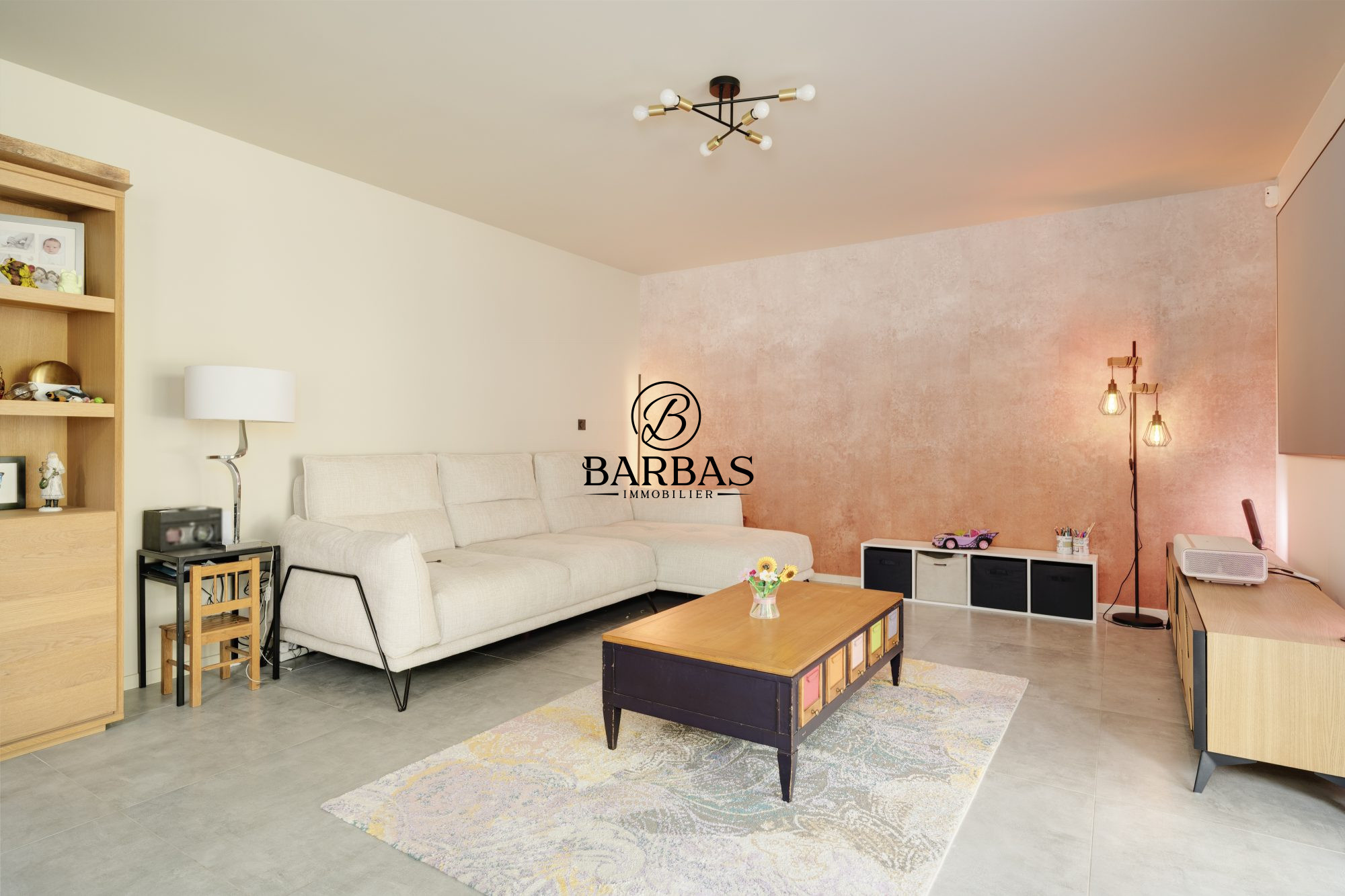 Intérieur d'une maison contemporaine avec salon lumineux et mobilier moderne.
