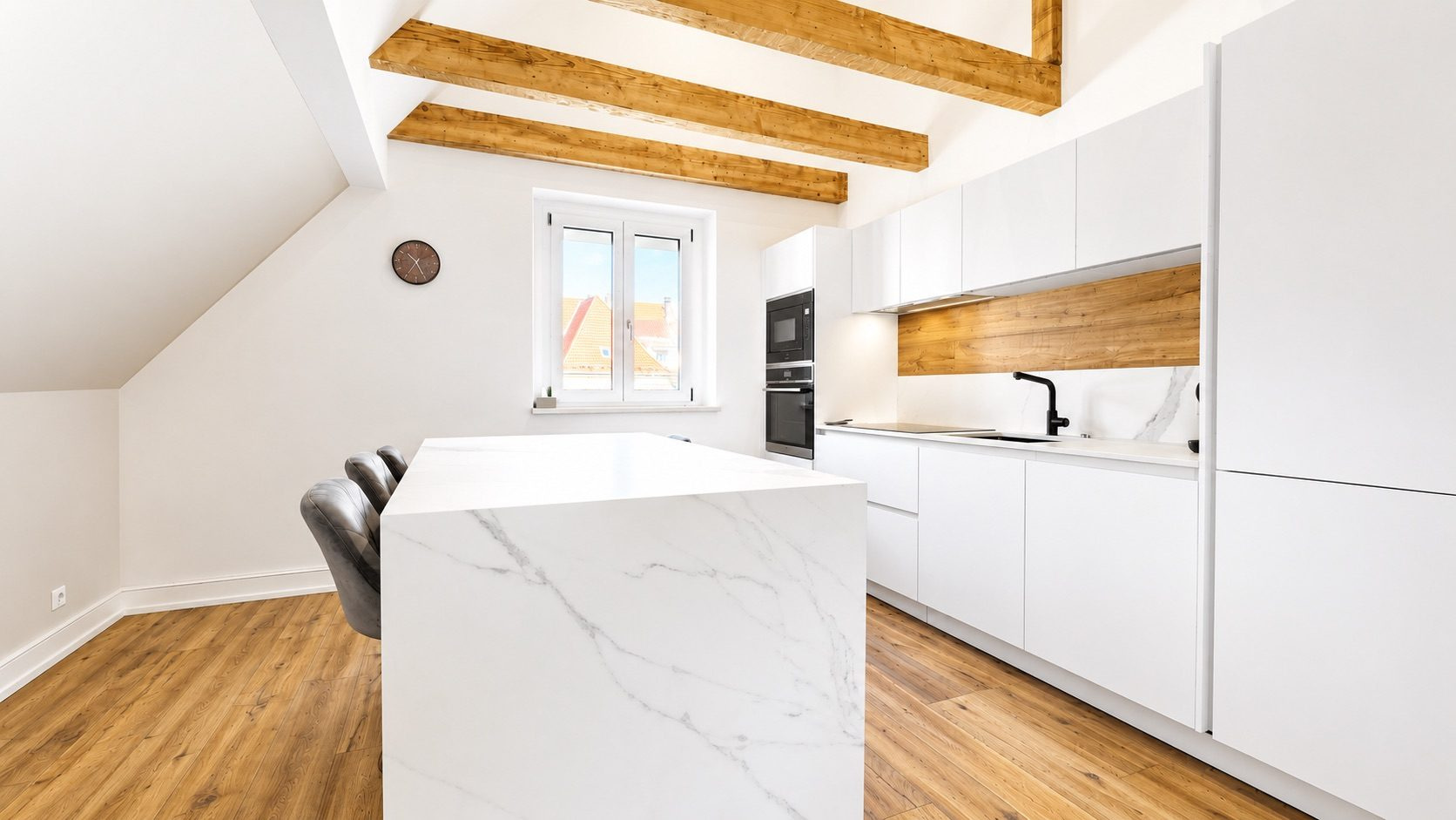 Cuisine moderne à Munster Cuisine moderne avec îlot central et équipements intégrés dans une maison rénovée à Munster.