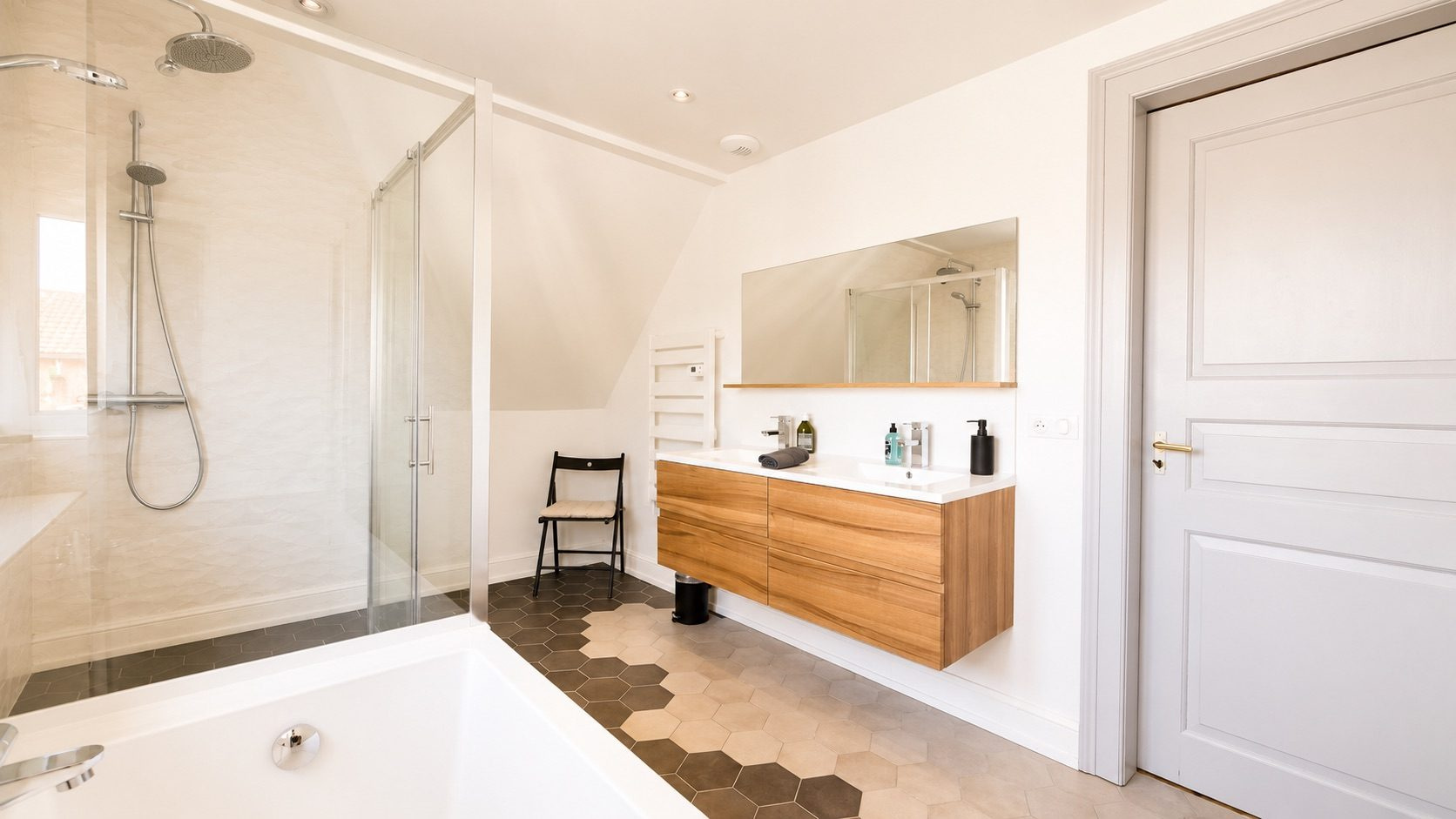 Salle de bains moderne à Munster Salle de bains moderne avec douche et baignoire, meuble en bois et miroir, dans une maison rénovée à Munster.