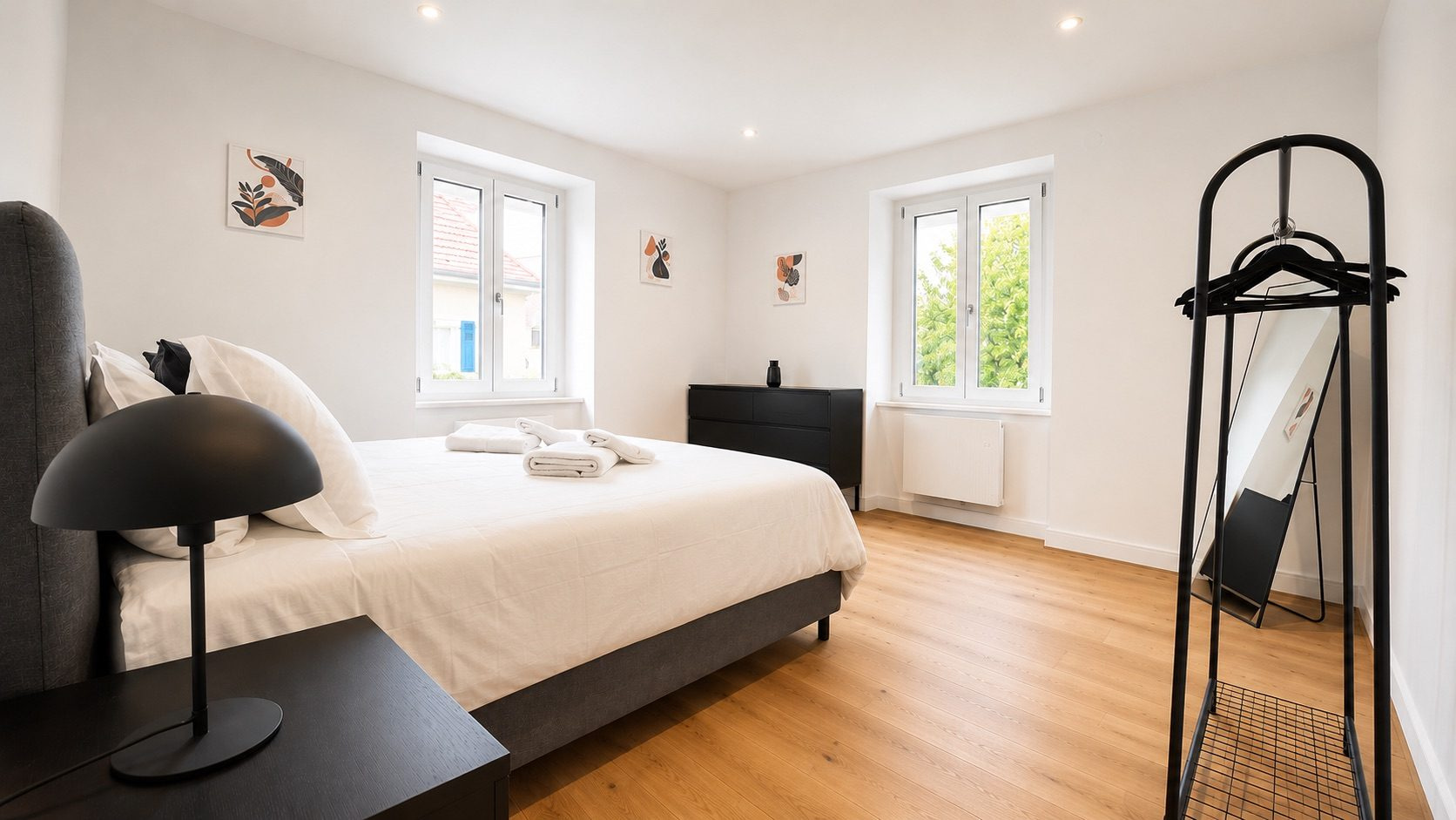 Chambre moderne à Munster Chambre d'une maison rénovée avec lit double, mobilier moderne et lumière naturelle à Munster.