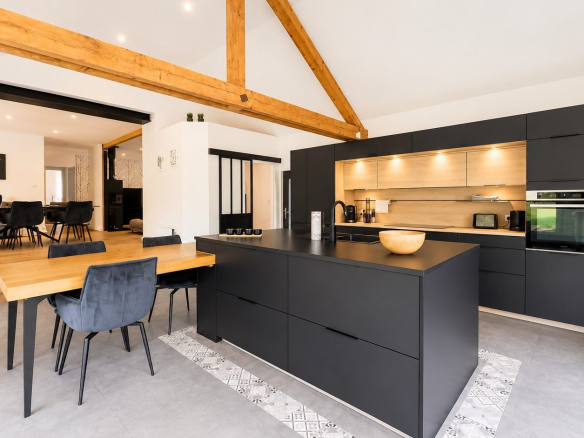 Cuisine moderne et spacieuse avec îlot central dans une maison rénovée à Munster.