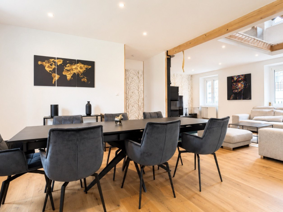 Intérieur d'une maison rénovée à Munster avec salle à manger et salon lumineux.