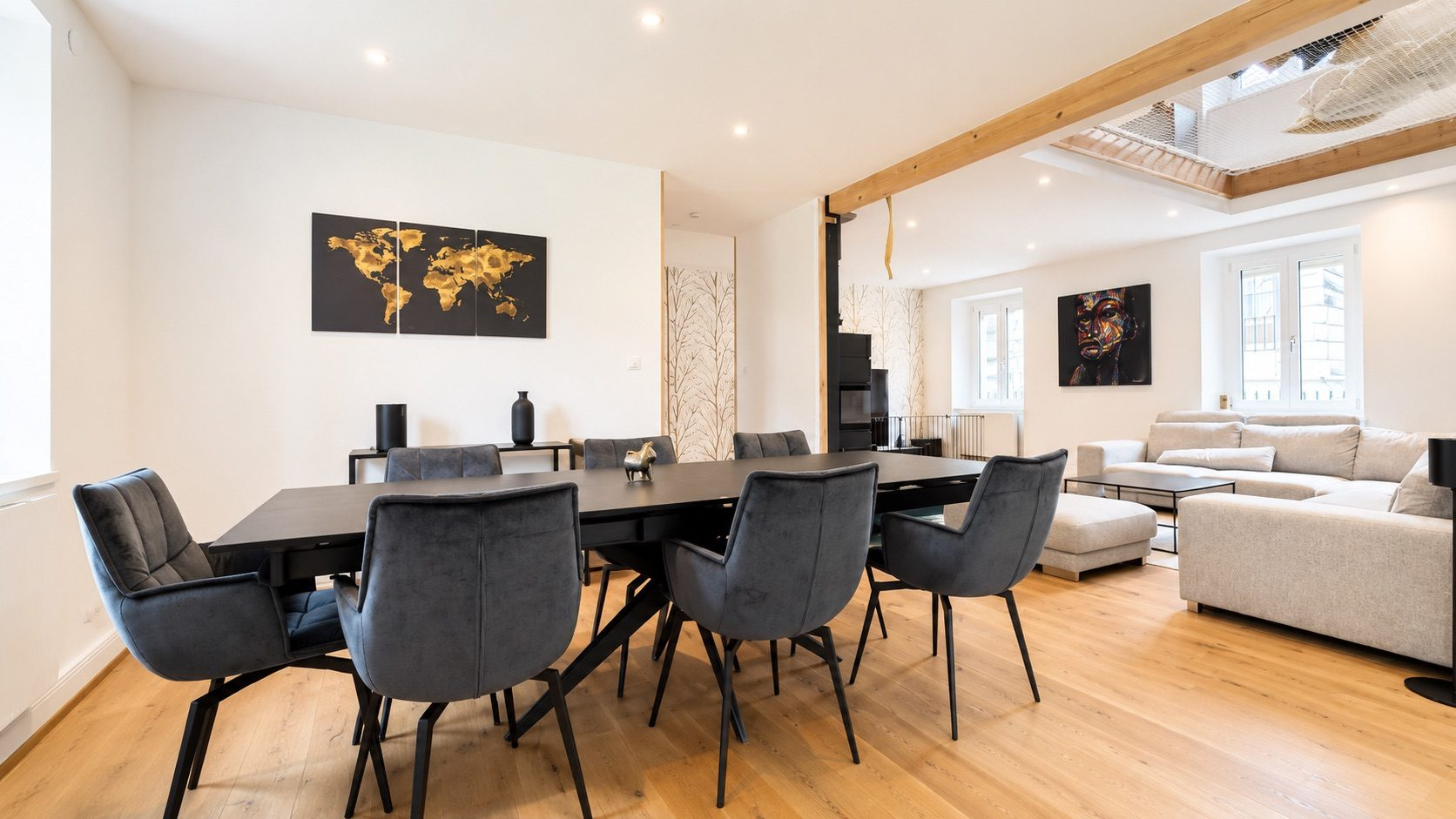 Intérieur moderne à Munster Intérieur d'une maison rénovée à Munster avec salle à manger et salon lumineux.
