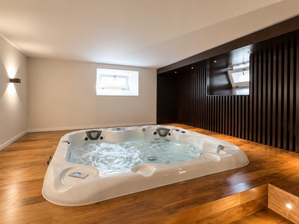 Spa privatif avec jacuzzi dans une maison rénovée à Munster