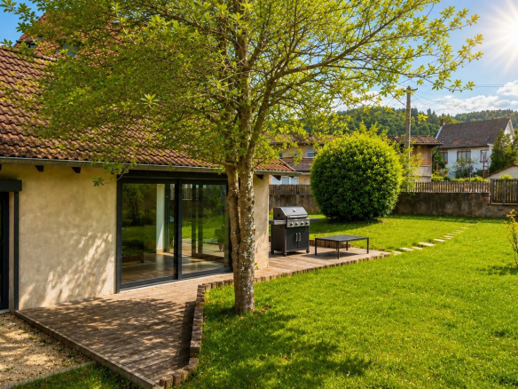 Jardin d'une maison rénovée à Munster avec terrasse en bois et barbecue