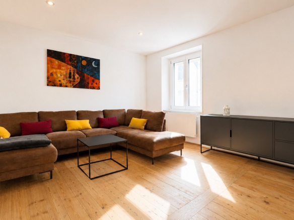 Salon moderne avec canapé et table basse dans une maison rénovée à Munster.