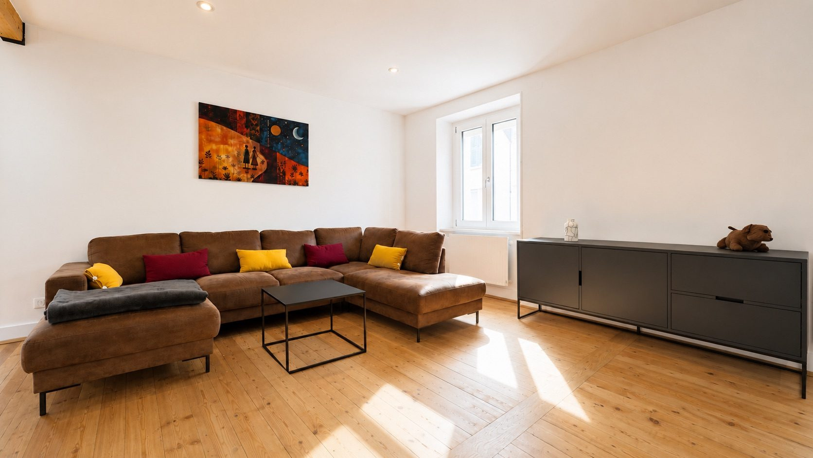 Salon contemporain à Munster Salon moderne avec canapé et table basse dans une maison rénovée à Munster.