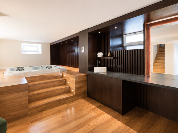 Espace détente avec spa privatif dans une maison rénovée à Munster