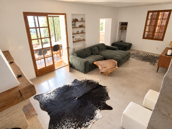 Intérieur d'une maison moderne avec un salon spacieux et une vue sur la mer.