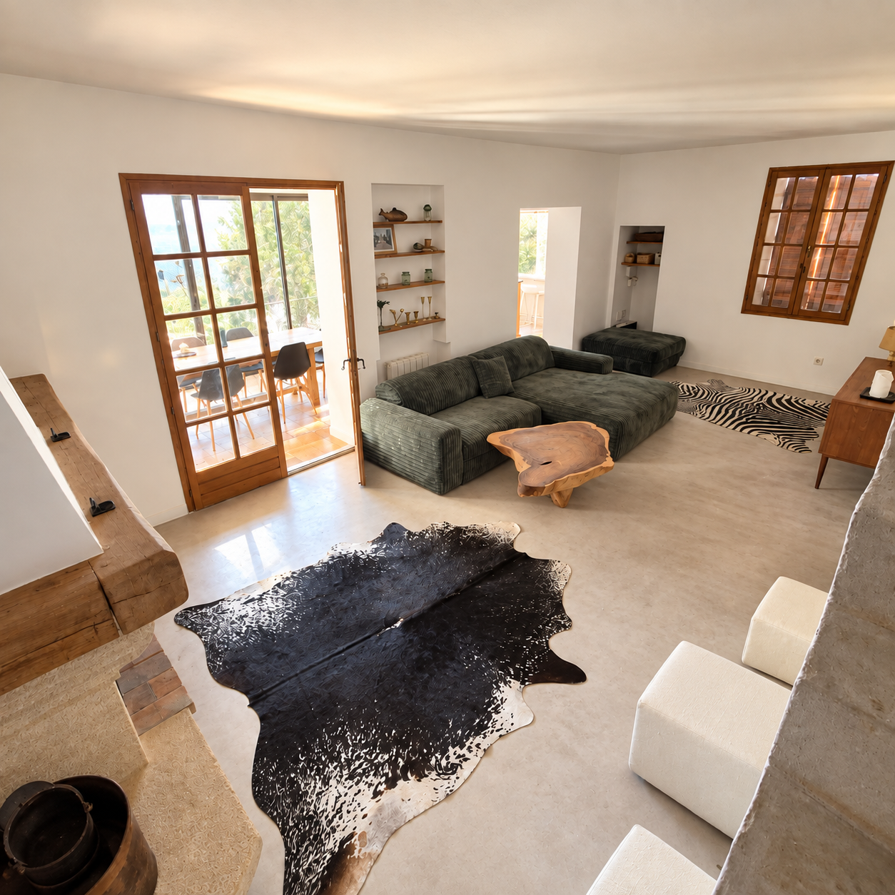 Intérieur d’une maison à L’Estaque Intérieur d'une maison moderne avec un salon spacieux et une vue sur la mer.