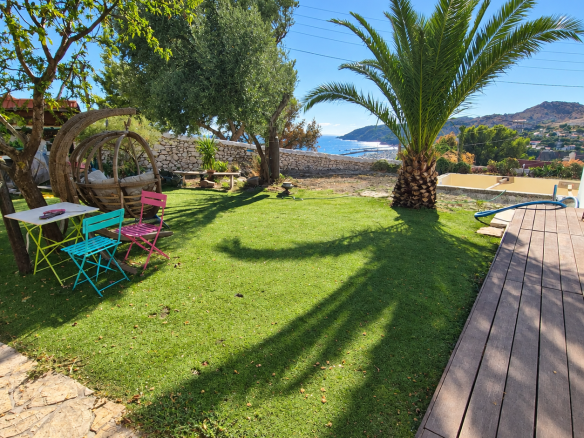 Jardin avec pelouse et palmier, maison avec piscine et vue sur la mer à L'Estaque