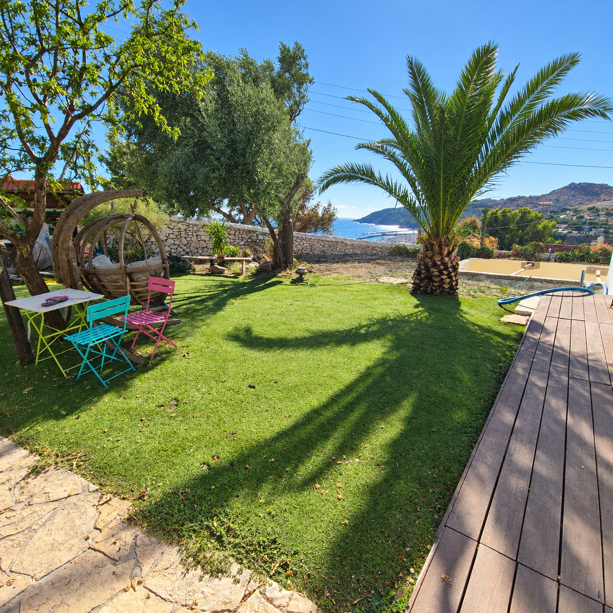 Maison avec piscine à L’Estaque Jardin avec pelouse et palmier, maison avec piscine et vue sur la mer à L'Estaque