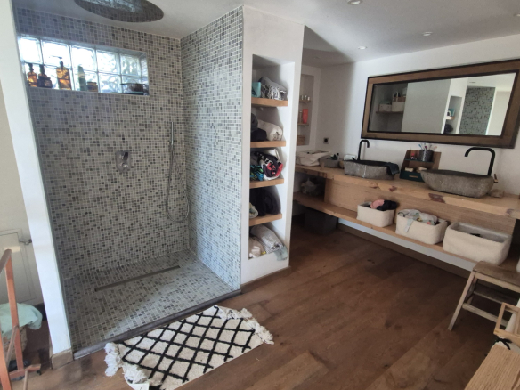 Salle de bain moderne avec douche à l'italienne et double vasque