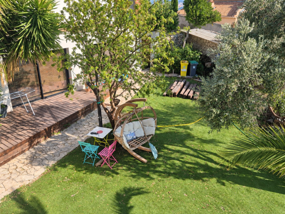 Jardin avec piscine et espace détente, vue sur la mer à L'Estaque.