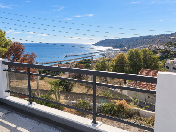 Vue panoramique sur la mer depuis une maison avec piscine à L'Estaque.