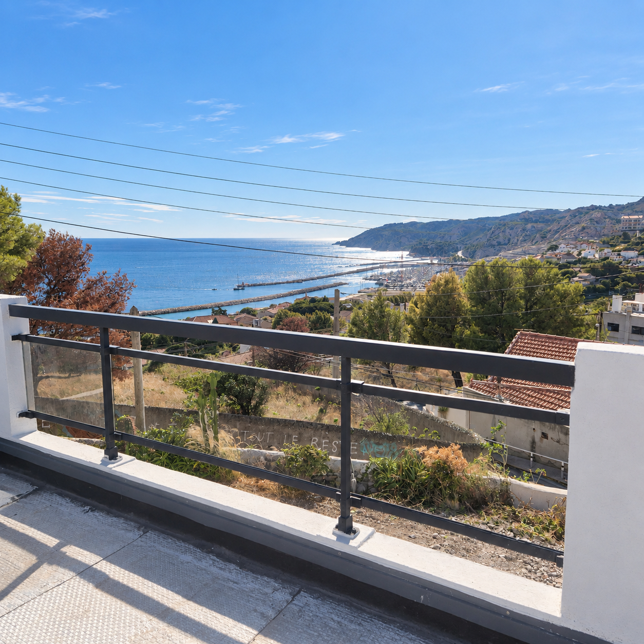 Maison avec piscine à L’Estaque Vue panoramique sur la mer depuis une maison avec piscine à L'Estaque.