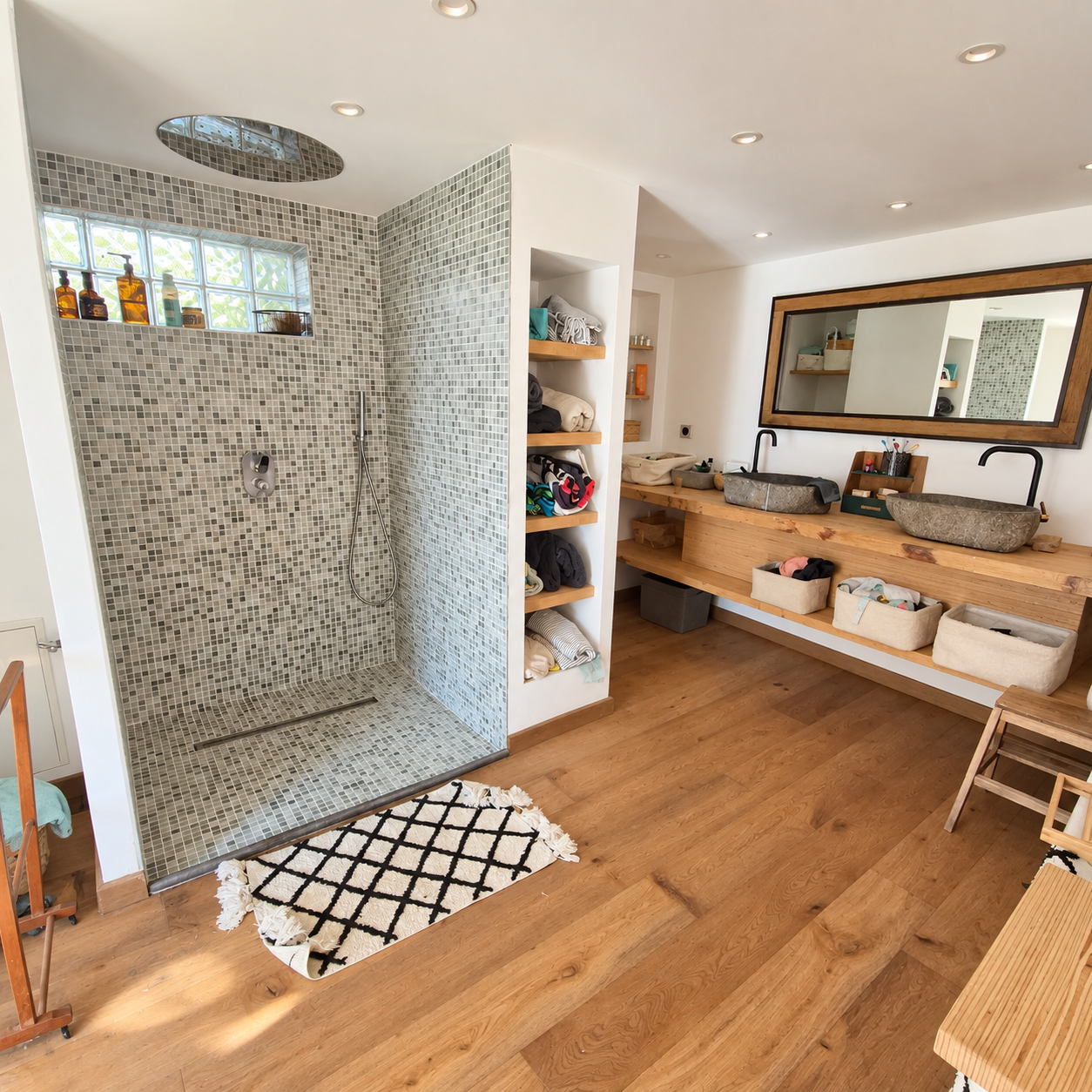 Salle de bains moderne Salle de bains moderne avec douche à l'italienne et double vasque en bois.