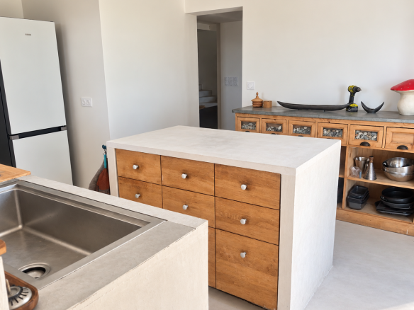 Cuisine moderne avec îlot central en bois et évier, éclairage naturel
