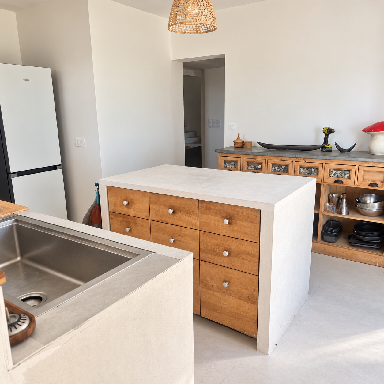 Cuisine moderne Cuisine moderne avec îlot central en bois et évier, éclairage naturel