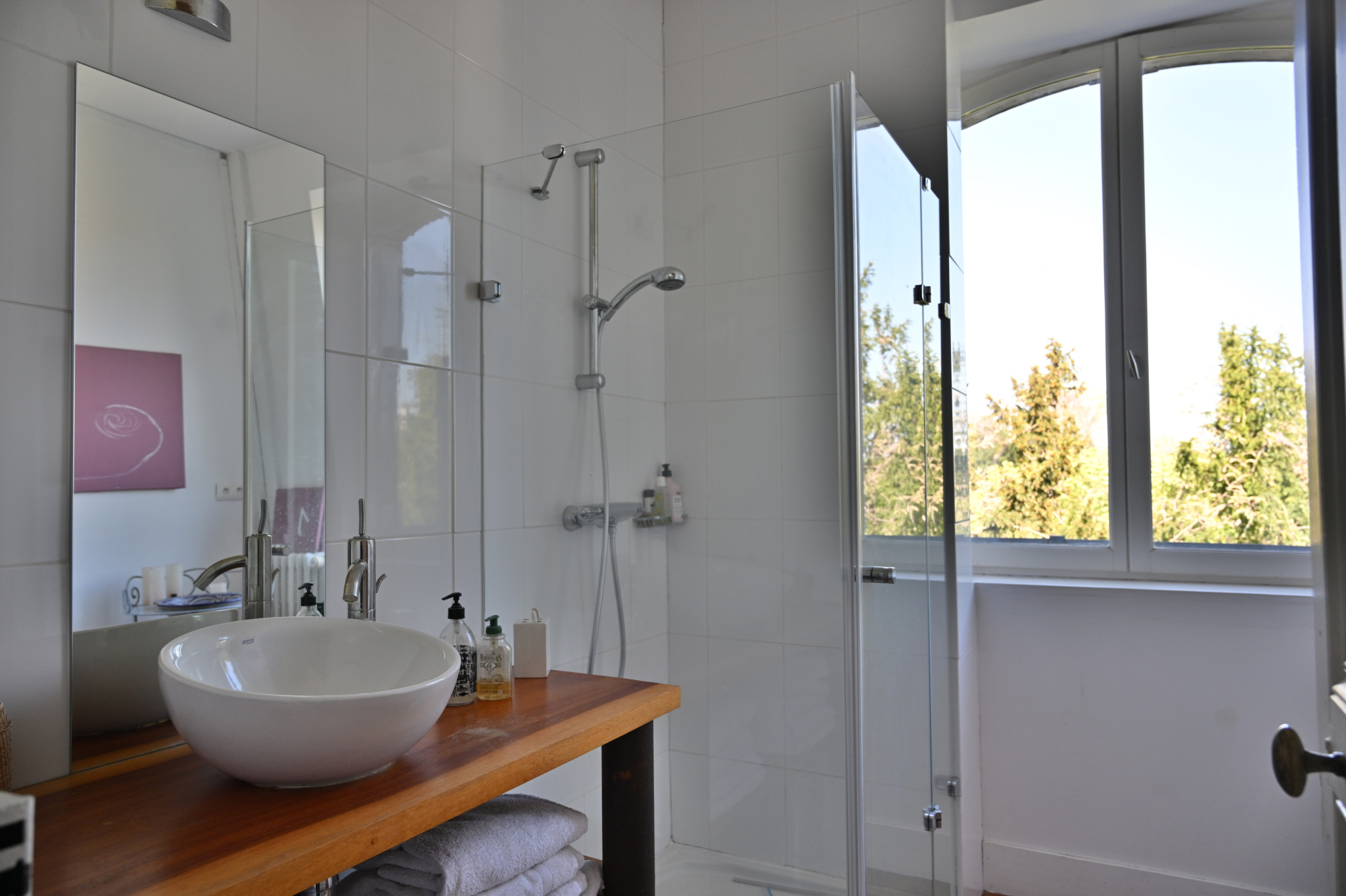 Salle de bain contemporaine Salle de bain moderne avec douche vitrée et lavabo sur un meuble en bois.
