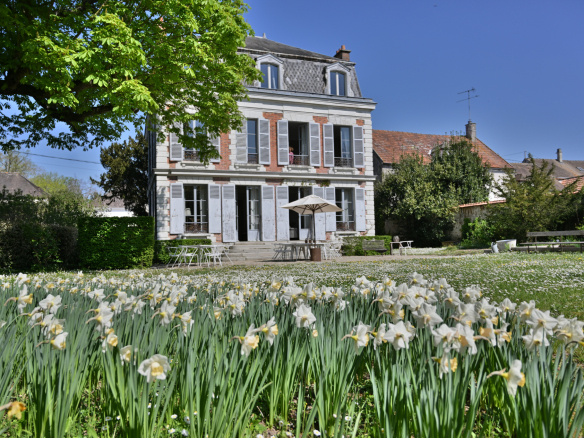 Maison de caractère avec jardin fleuri à Étampes, France.