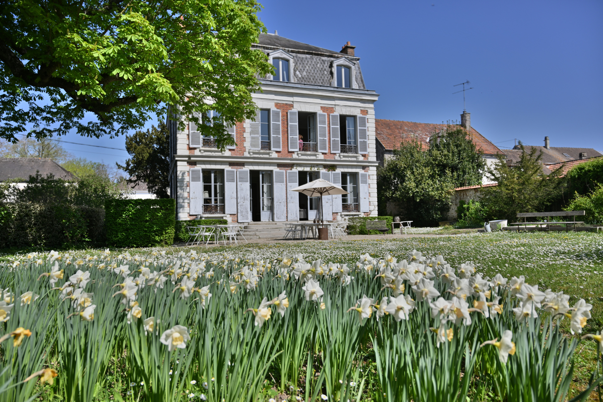 Maison de maître à Étampes Maison de caractère avec jardin fleuri à Étampes, France.