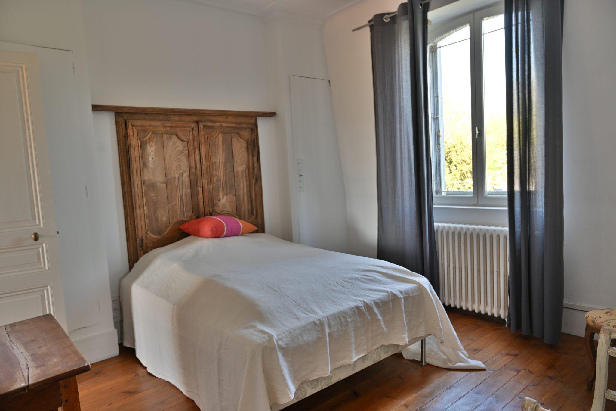 Chambre de maison de caractère à Étampes Chambre d'une maison de caractère avec lit simple et fenêtre laissant entrer la lumière.