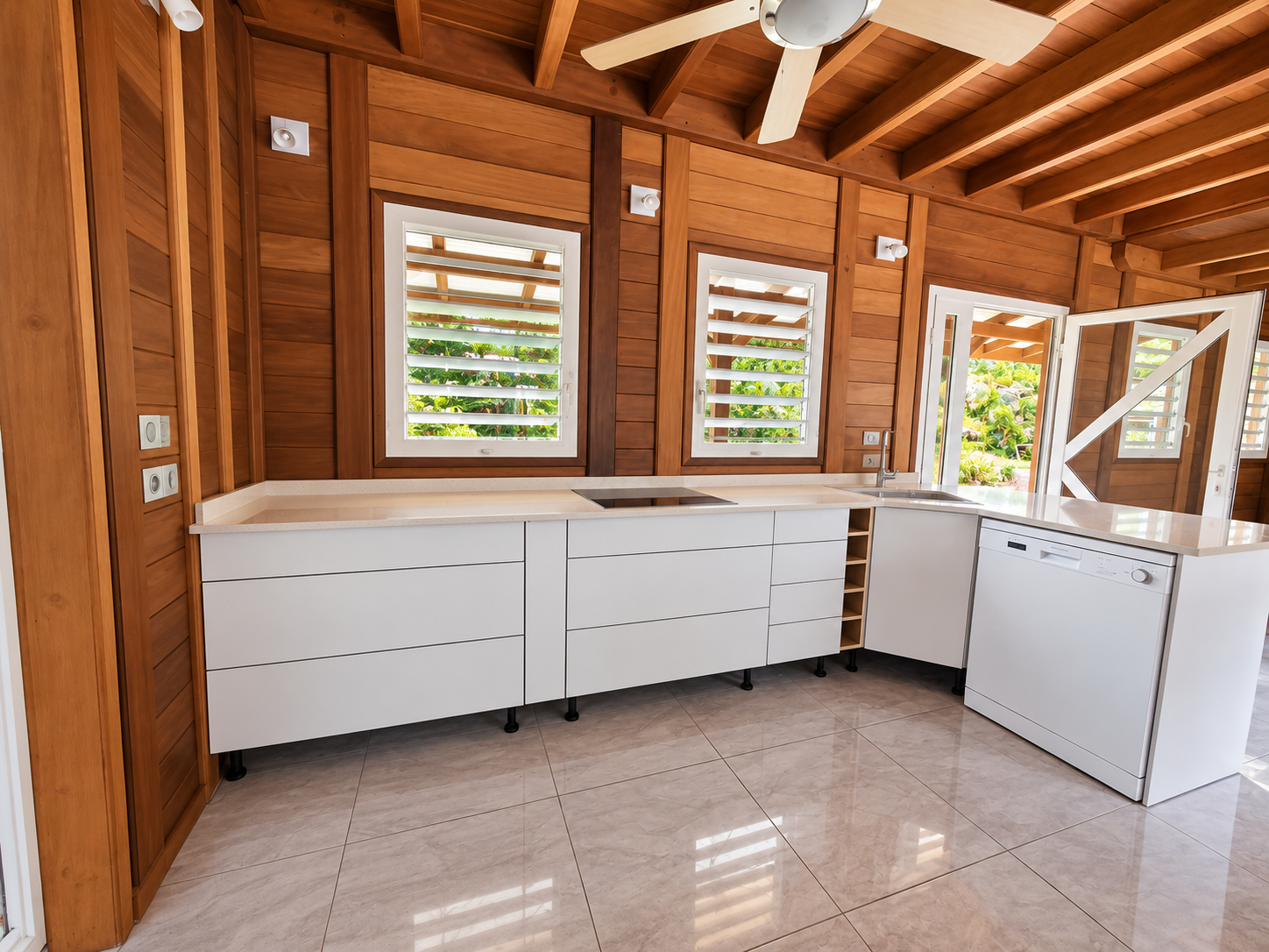 Cuisine moderne en bois et blanc dans une maison à Goyave
