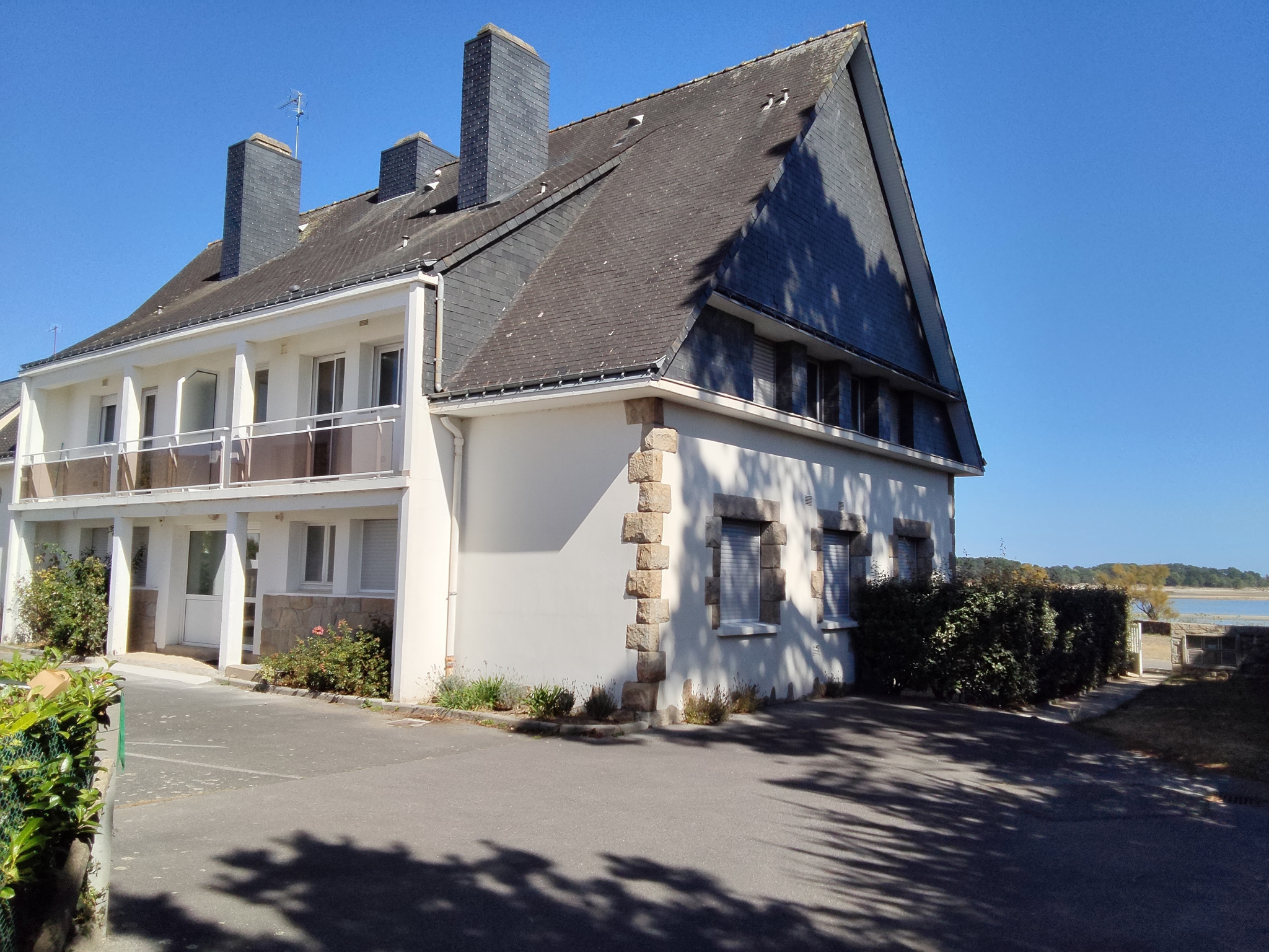 Ground floor apartment in Carnac with sea view and private garden.